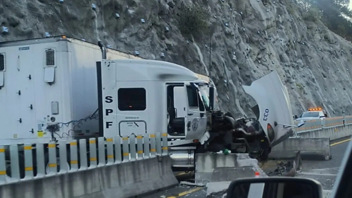 Choque de Tráiler en la Toluca-Naucalpan reduce carriles en dirección a la capital mexiquense