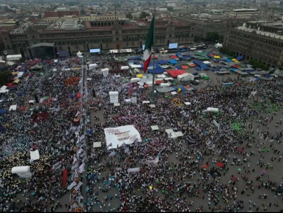 Simpatizantes de la candidata de la coalición Sigamos Haciendo Historia, Claudia Sheinbaum Pardo, no sólo han llenado la plancha capitalina, sino que también calles aledañas al corazón de la Ciudad de México. Foto: La Jornada.