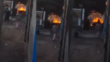 [VIDEO] Auto se incendia en San Lorenzo Tepaltitlán