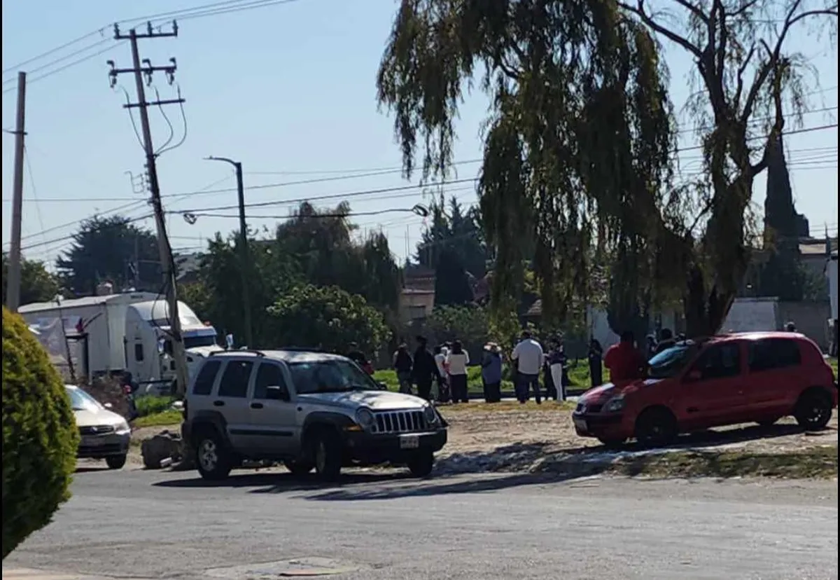 Vecinos bloquean la Calzada del Pacífico por falta de agua en Toluca