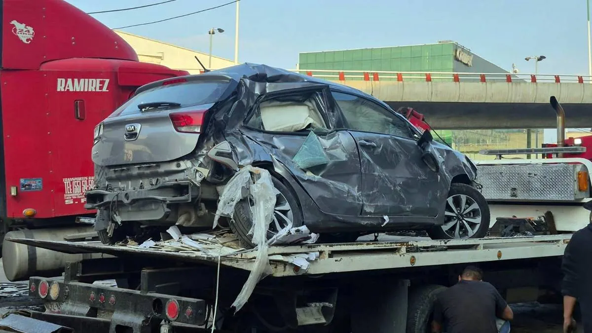 Siete lesionados y 5 autos dañados por volcadura de tráiler en la México Querétaro