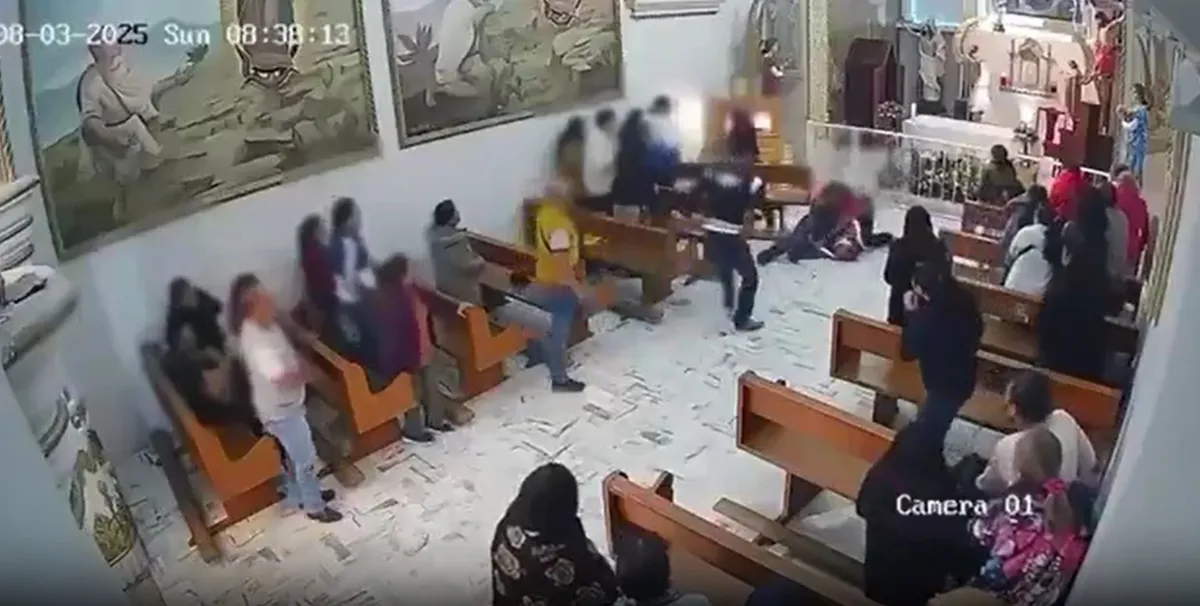 El atacante fue identificado como Marco Antonio “N”, de 52 años, quien fue detenido en el lugar gracias a la rápida reacción de otro feligrés.