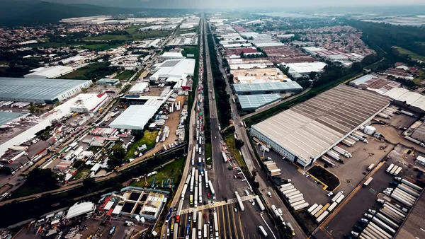 El bloqueo afecta principalmente la entrada a la Ciudad de México, donde se han reportado largas filas de vehículos y retardos significativos.