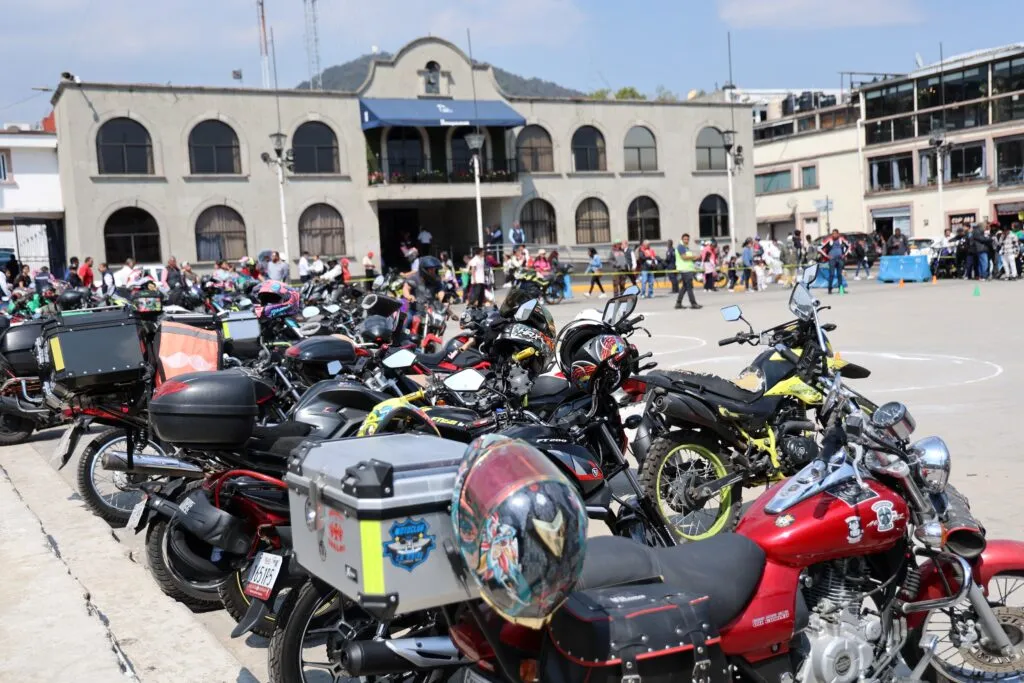 Continúa en Huixquilucan certificación y entrega de licencias a motociclistas