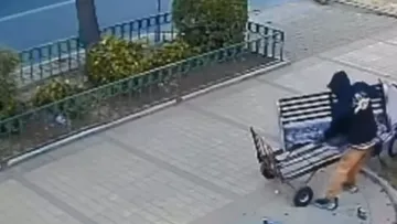 Lo que el sujeto no imaginaba es que una cámara de seguridad estaba grabando todo el acto.
