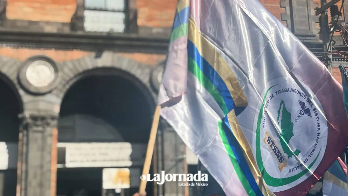 Trabajadores se manifiestan frente a Secretaría de Salud por derechos sindicales