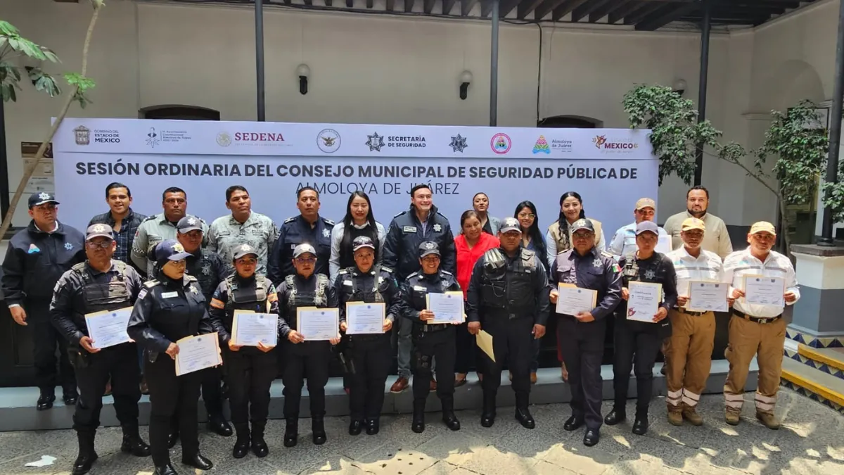 Reconocen a policías y elementos de Protección Civil de Almoloya de Juárez
