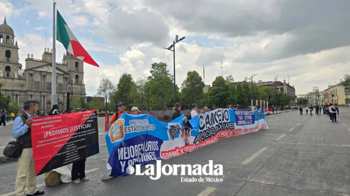 Miembros de CUSAEM piden justicia laboral frente a Palacio de Gobierno
