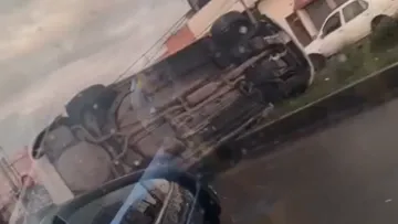 Auto vuelca en Avenida Central cerca de Metro Ciudad Azteca, Ecatepec [VIDEO]