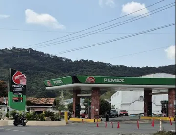 Obras en la carretera federal 134 provocan escasez de gasolina y largas filas en municipios del sur del Edomex