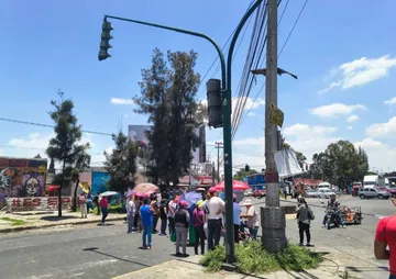Vecinos de Neza bloquean la Avenida 602 por falta de agua en Ciudad Lago
