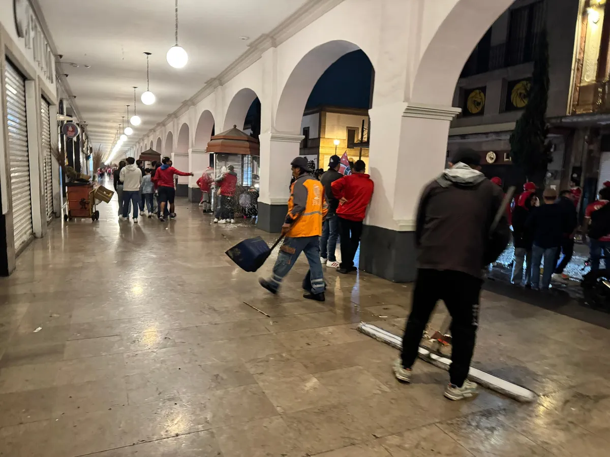 Integrantes de “Perra Brava” del Toluca FC se unen a brigadas y limpian calles tras triunfo de los diablos