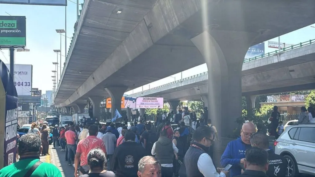 Bloqueo en Periférico Norte por grupos de Alcohólicos Anónimos contra la Fiscalía mexiquense