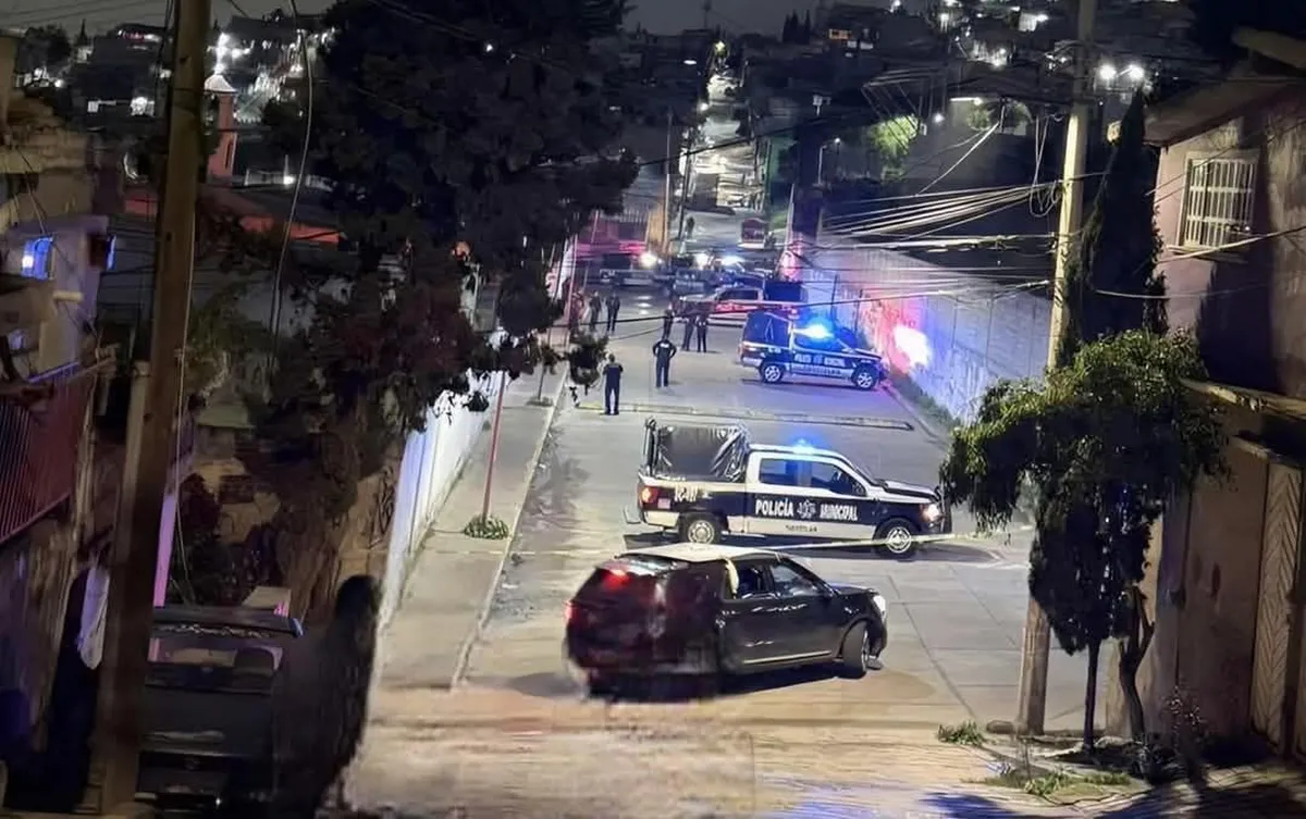 Elementos de la policía municipal arribaron al lugar y procedieron a acordonar la zona para preservar la escena del crimen.