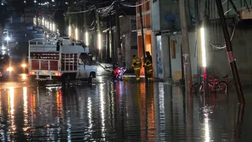 Lluvias desbordan el Canal Chimalpain en Valle de Chalco