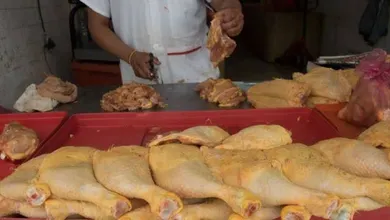 Vendedor de pollo en el mercado