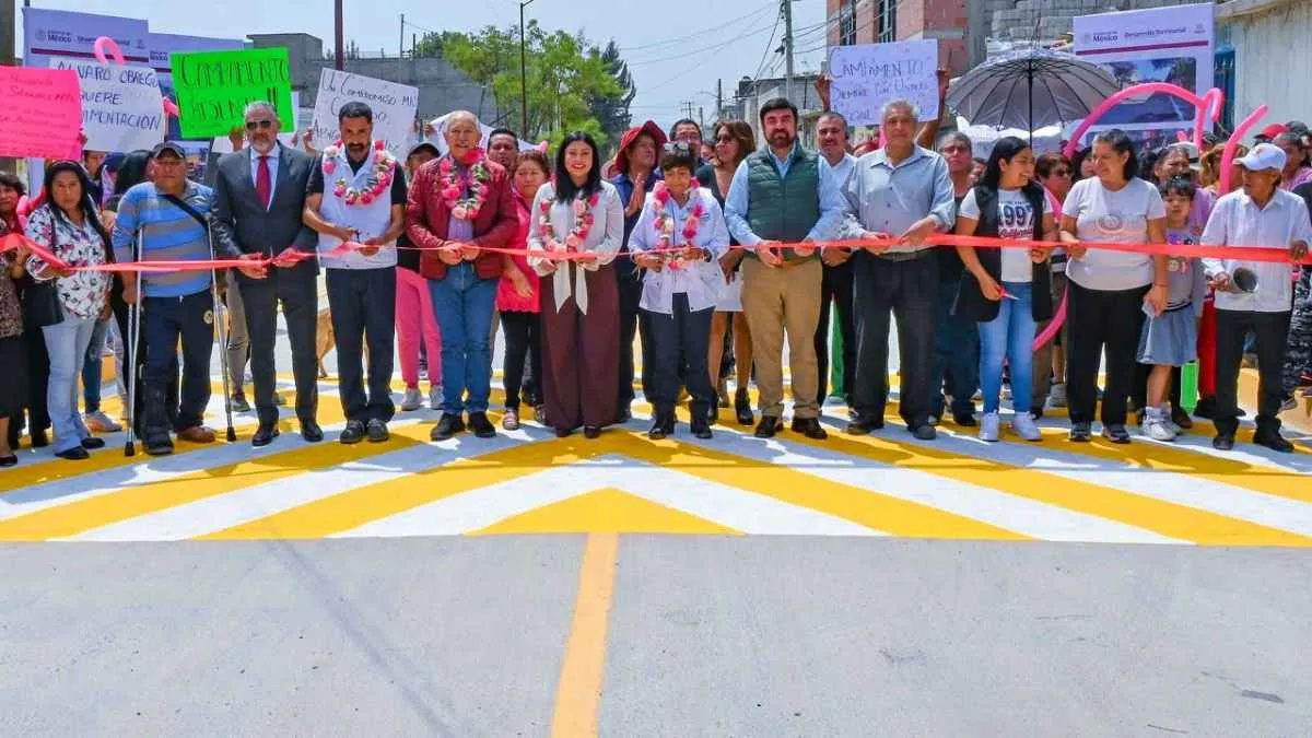 Autoridades entregan pavimentación histórica en colonia La Covadonga en Chalco