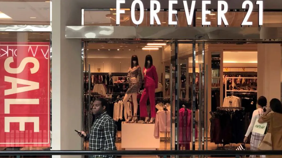 Forever 21 cierra sus tiendas en EU mientras la competencia en línea y el alto costo de operación la empujan a la bancarrota nuevamente.