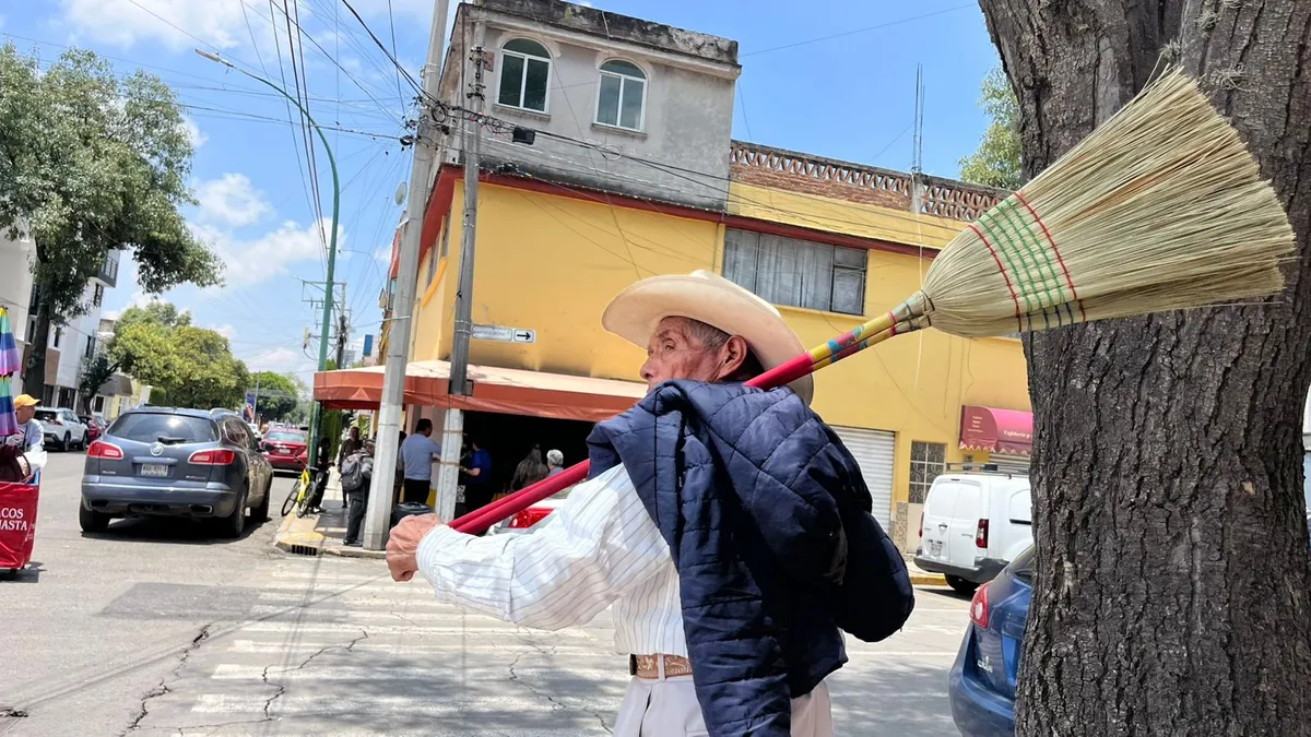 Vende escobas que hace a mano, ambulante de la tercera edad, se rehúsa a dejar de trabajar