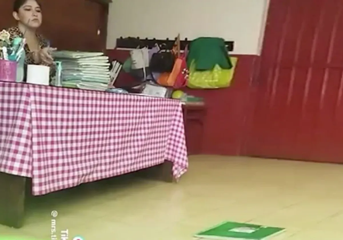 Toluca: Maestra avienta cuadernos al piso para que alumnos los recojan
