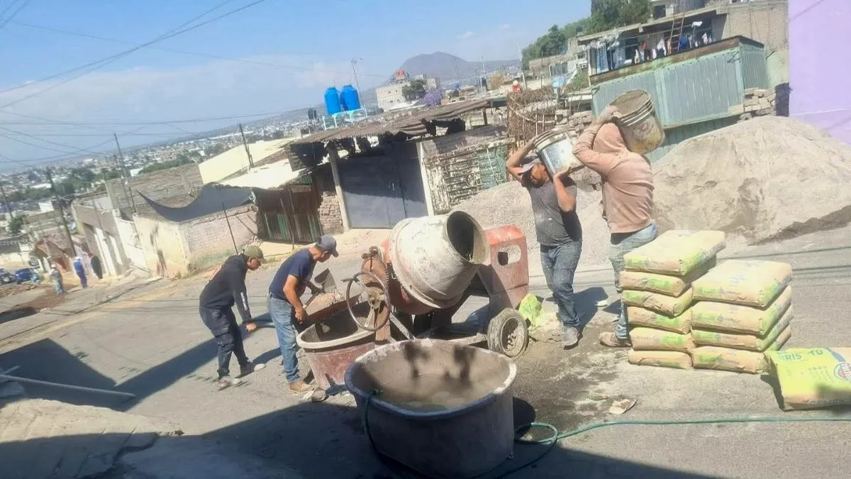 Vecinos de Ixtapaluca repavimentan calle con recursos propios