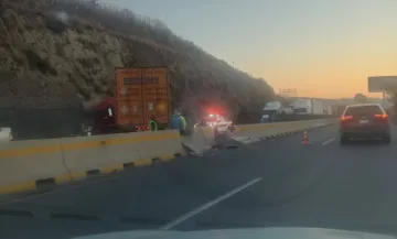 Tráiler sufre asalto en la Chamapa-Lechería, el chofer pierde la vida