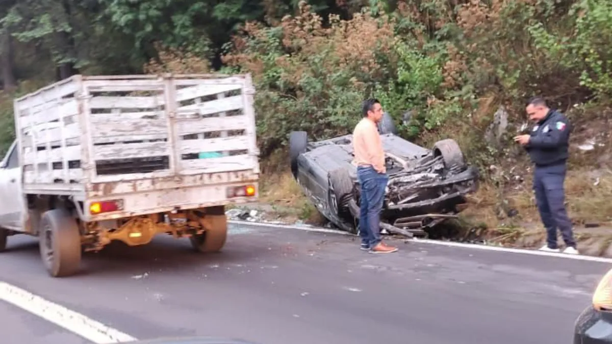 ¡Cuidado! Auto volcado en la carretera federal México-Toluca