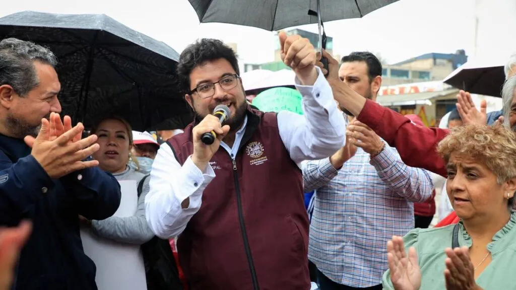 Alcalde de Naucalpan entrega rehabilitación de calle con pavimento asfáltico