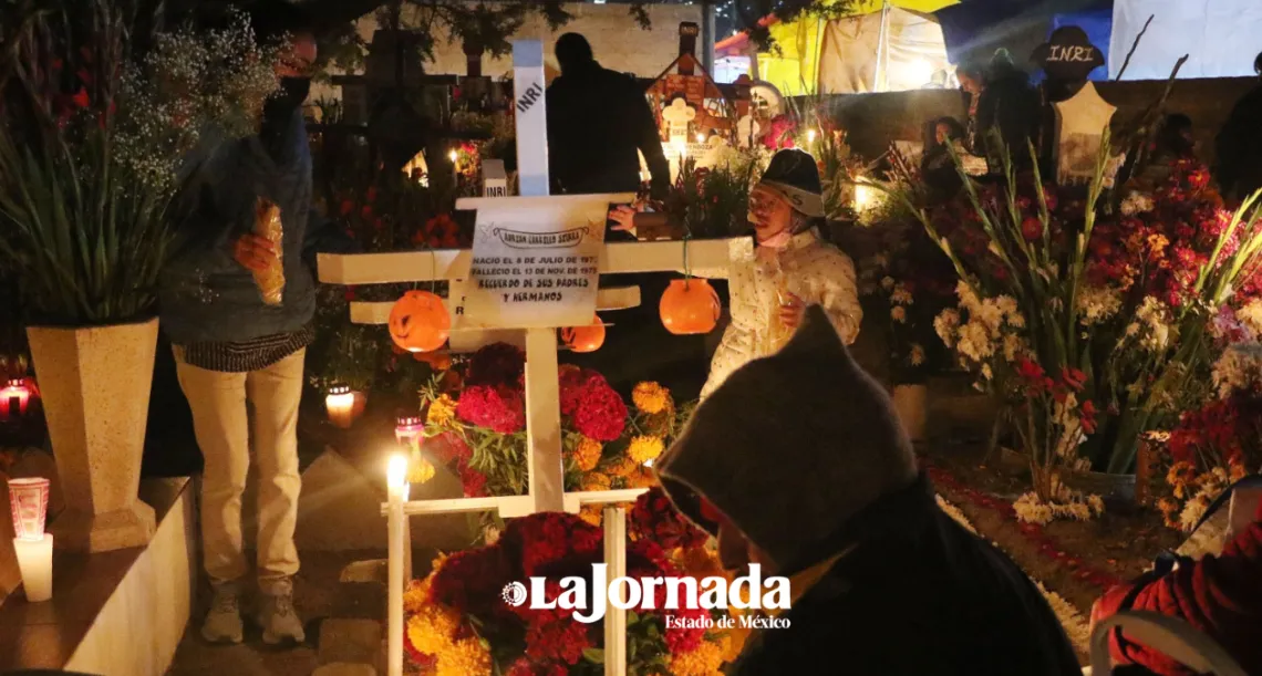 Calixtlahuaca: Celebran “Noche de Velas” en el panteón