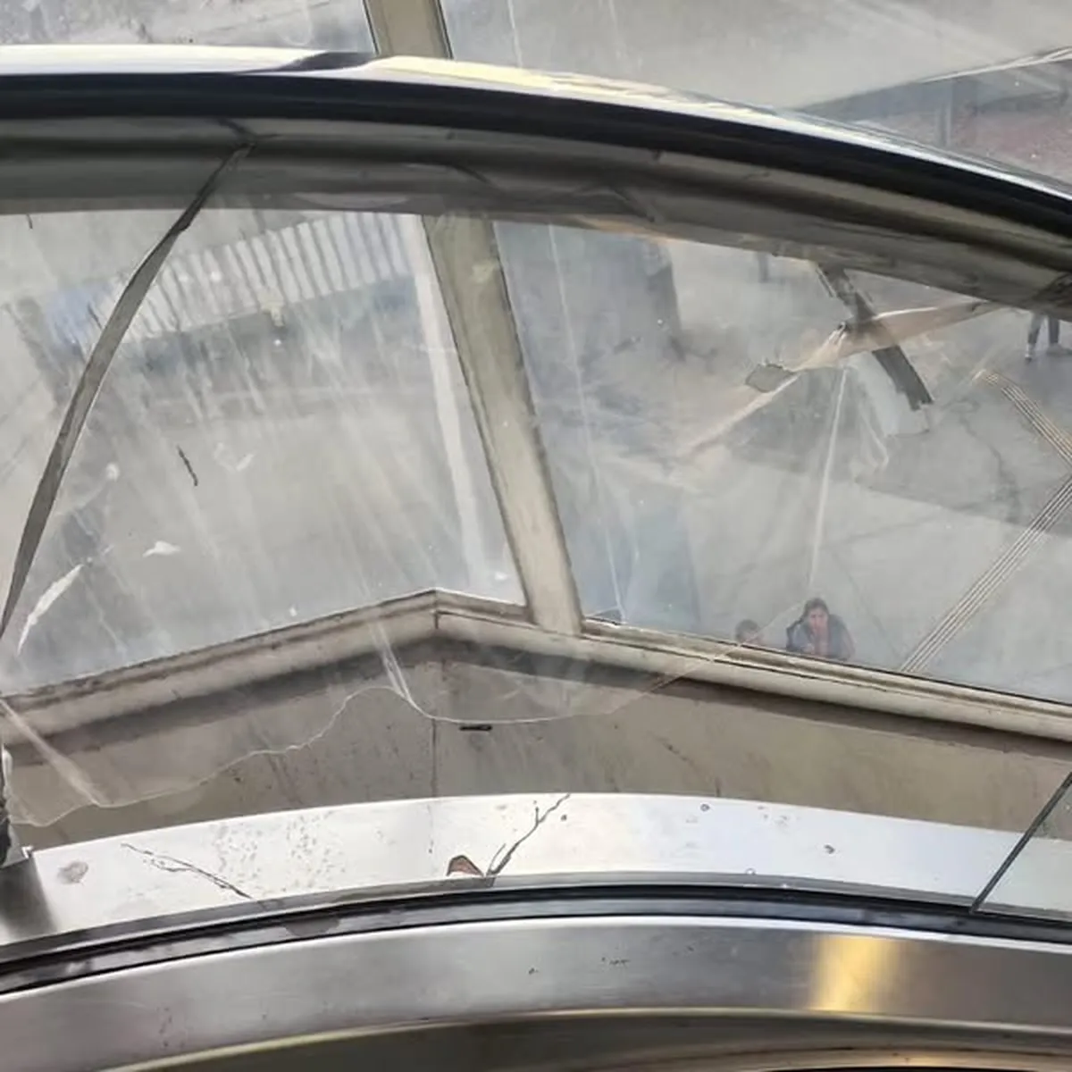 Niña sufre caída en estación del Metro de la CDMX por falta de señalización