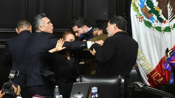 Los senadores Alejandro Moreno, del PRI y Gerardo Fernández Noroña, de Morena, se enfrentaron a golpes. 