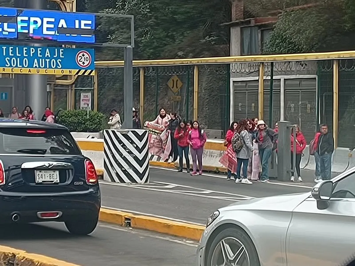 Maestros de la CNTE buscan la abrogación de la Ley del Issste y por ello, tomaron la caseta México-Toluca.
