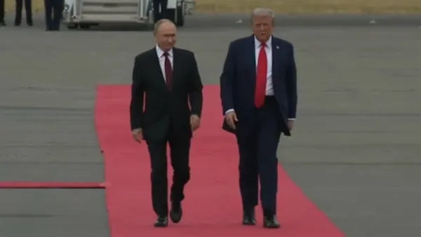 Mandatarios de EU y Rusia inician cumbre en Alaska para negociar la paz en Ucrania.