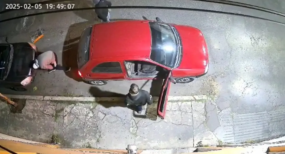 Los hechos ocurrieron en una zona transitada, lo que permitió que testigos se percataran de la situación.