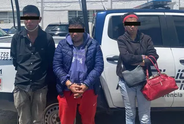 Detienen a tres sujetos por robo a comercio en Metepec