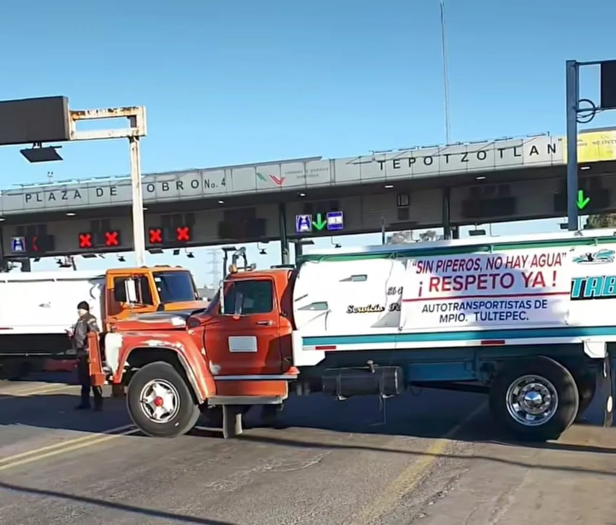 Piperos toman la caseta México-Querétaro