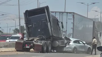 Militar sobrevive tras quedar su automóvil prensado entre dos tráileres en Tecámac