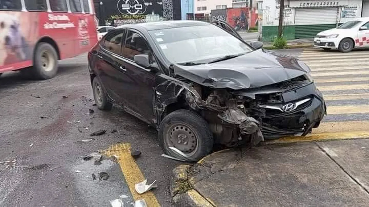 Toluca: Se registra un choque entre auto y un camión de pasajeros