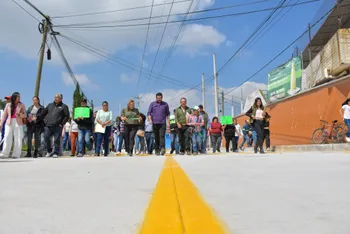 Adolfo Solís entrega nuevo tramo de concreto en Mina México.