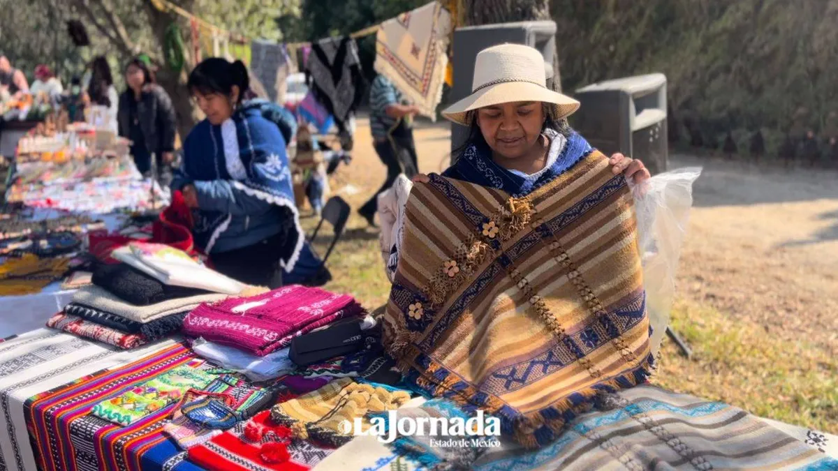 Xonacatlán: Aprovechan cortezas de pino para crear prendas artesanales