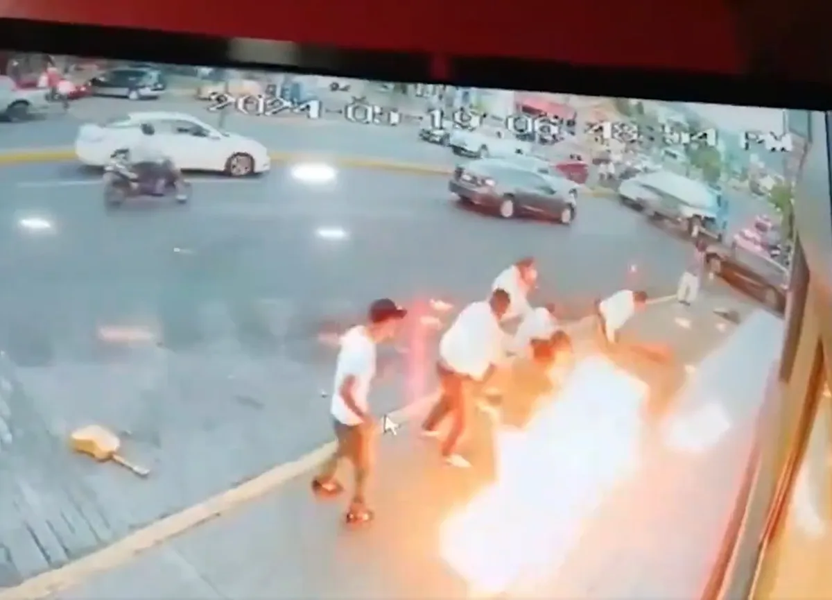 Como si fuera una disputa entres caballeros y dragones, sí allá en la Edad Media, músicos vernáculos se liaron a golpes contra una persona que se gana la vida en un crucero escupiendo fuego. Foto: Captura
