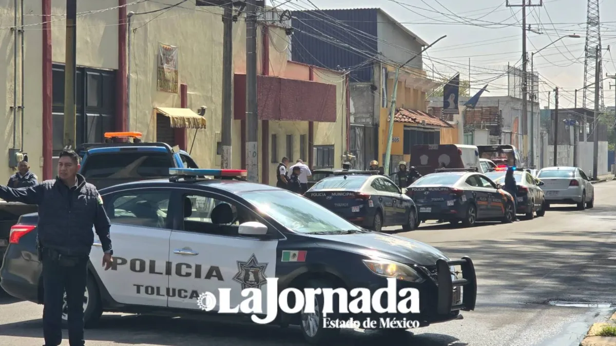 Toluca: Hombre pierde la vida luego de impactarse contra un poste de luz