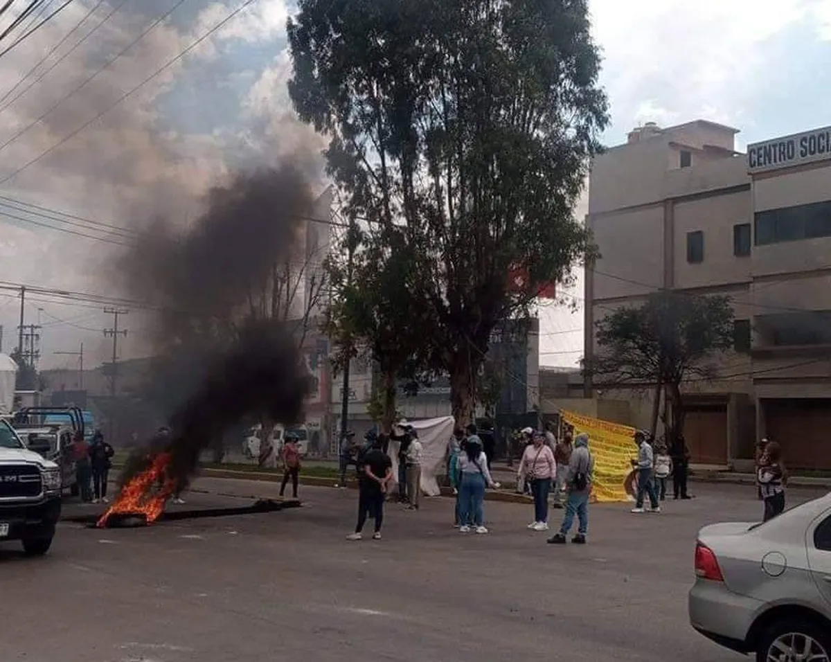 Tultitlán: Vecinos llevan 5 horas bloqueando carretera