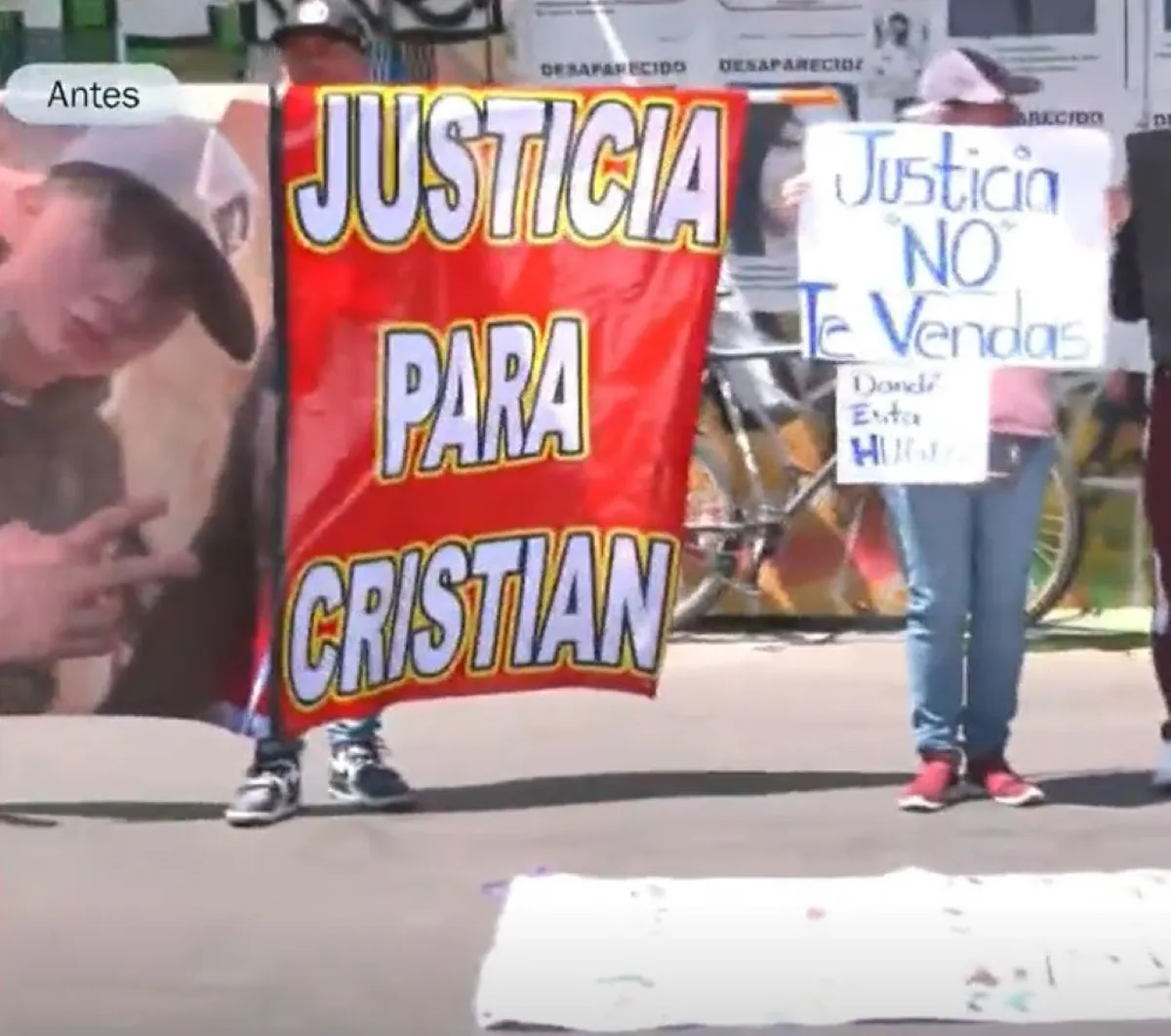 El pasado 18 de noviembre, Cristian Carranza Camacho, estudiante de la Escuela de Mecánica Automotriz (CEDVA) en Texcoco, fue rociado con gasolina y quemado por dos de sus compañeros. Foto: Captura