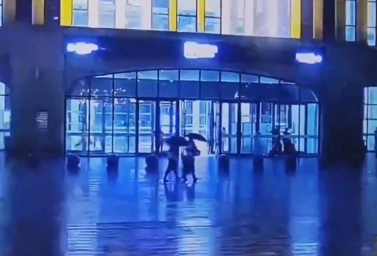 Sin embargo, no sólo el agua es de la que se debe de cuidar, sino también de las tormentas eléctricas que con llevan los temporales, porque la caída de un rayo puede ser mortal. Foto: Captura
