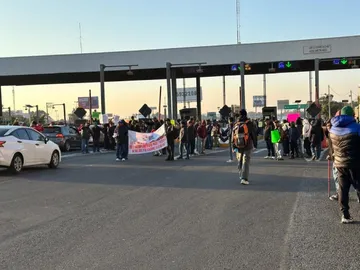 Trabajadores municipales de Ecatepec toman la caseta de San Cristóbal