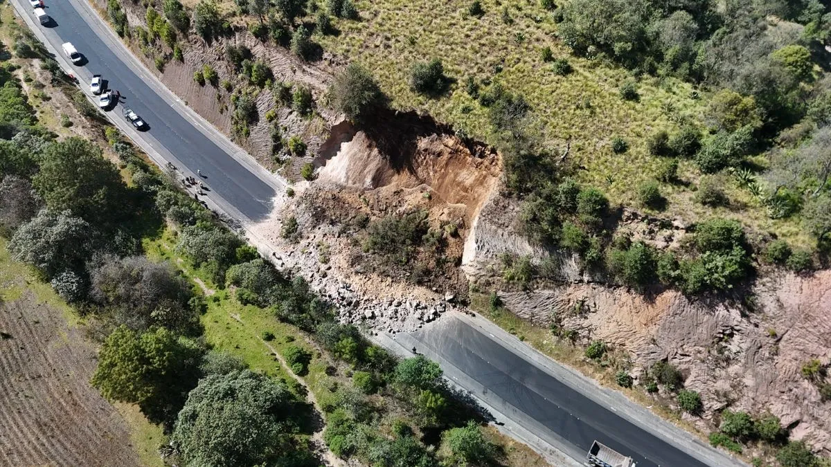 Derrumbe en la Tenango-Ixtapan de la Sal provoca cierre vial
