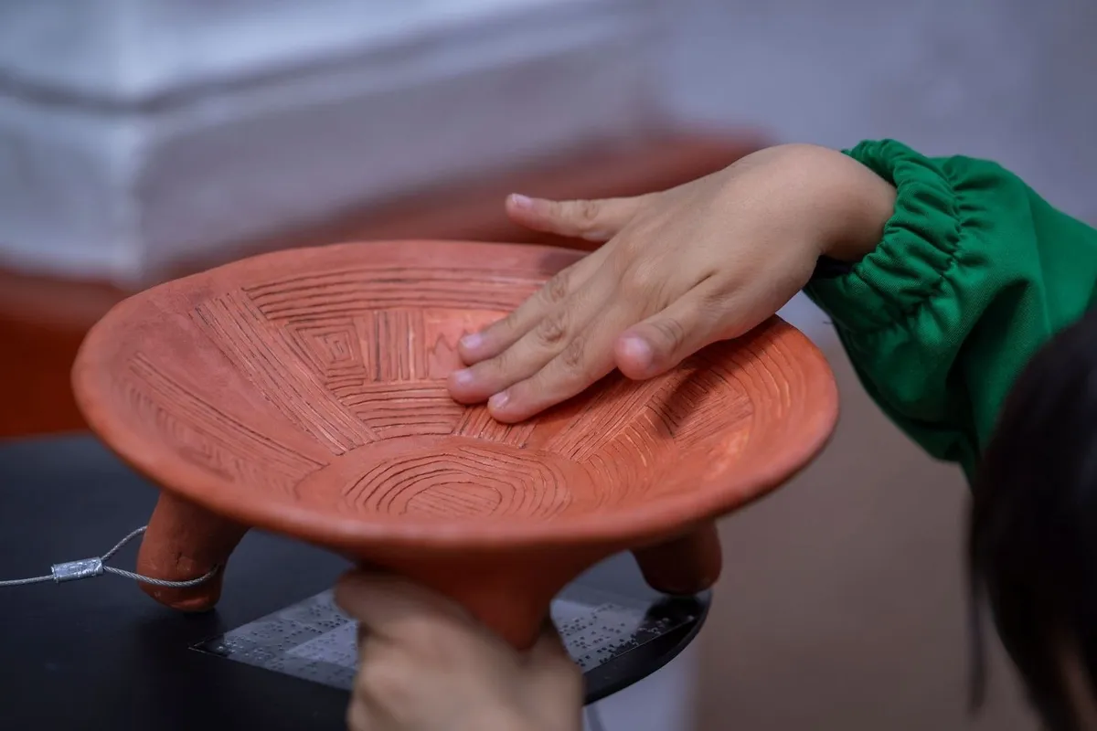 UAEMéx acerca el arte prehispánico a personas con discapacidad visual