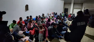 Rescatan a migrantes centroamericanos transportados en un tráiler, en Chicoloapan