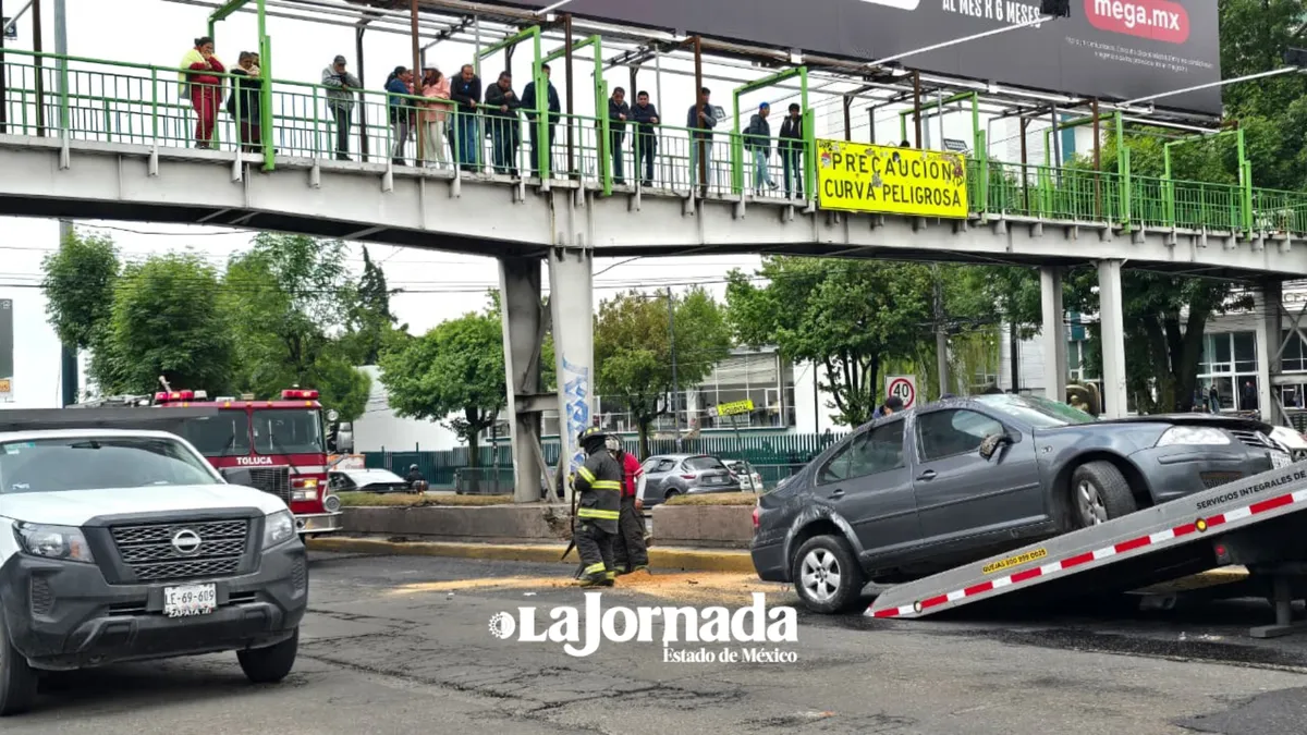 Vuelca carro frente a la 220 de Toluca, abuelita sale lesionada